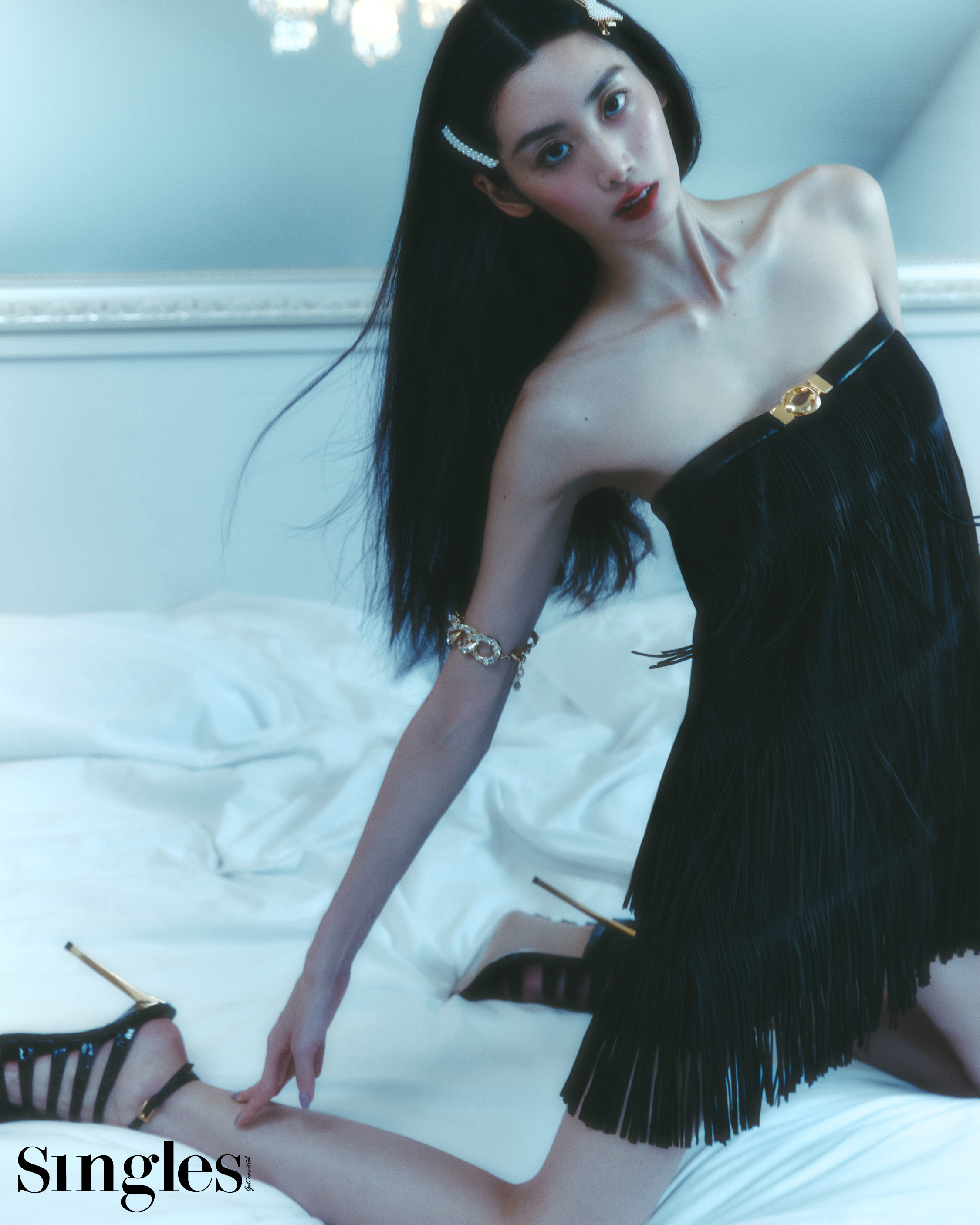 유희라의 싱글즈 화보. 유희라가 착용한 제품은 미니드레스와 슈즈 모두 톰포드. 뱅글은 스와로브스키. 클라이언트 앰배서더 유희라, 슈퍼리치 이방인 유희라. 유희라 드레스. 유희라 미니드레스. 유희라 토포드, 유희라 스와로보스키. 